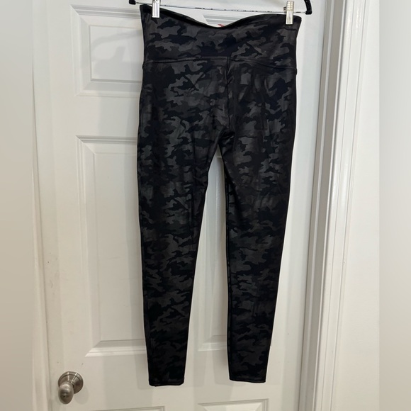 SPANX faux leather CAMO legging XL - Picture 7 of 7
